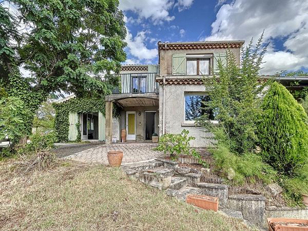 Maison Saint Julien En Saint Alban 5 chambres et jardin, jolie vue, quartier calme, sous sol, panneaux photovoltaïques.