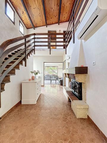 Maison Saint Julien En Saint Alban 5 chambres et jardin, jolie vue, quartier calme, sous sol, panneaux photovoltaïques.