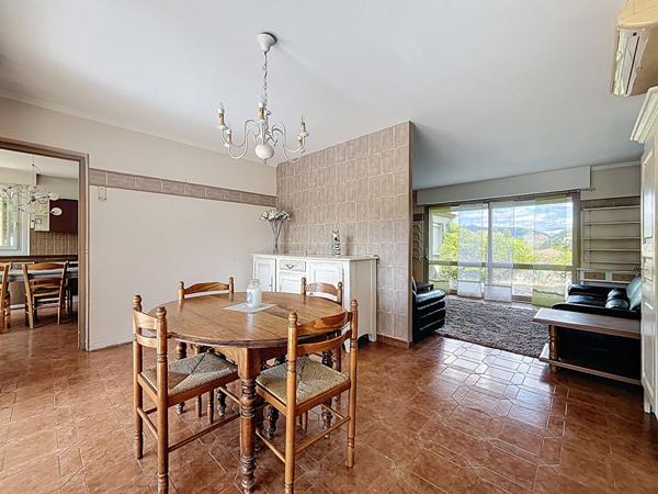 Maison Saint Julien En Saint Alban 5 chambres et jardin, jolie vue, quartier calme, sous sol, panneaux photovoltaïques.