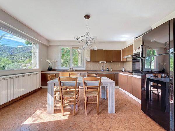 Maison Saint Julien En Saint Alban 5 chambres et jardin, jolie vue, quartier calme, sous sol, panneaux photovoltaïques.