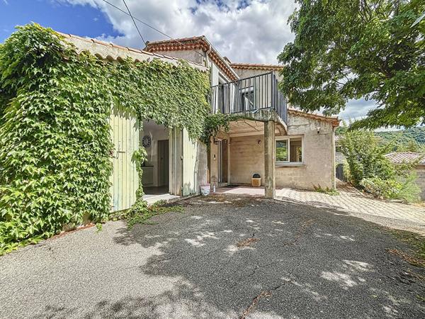 Maison Saint Julien En Saint Alban 5 chambres et jardin, jolie vue, quartier calme, sous sol, panneaux photovoltaïques.