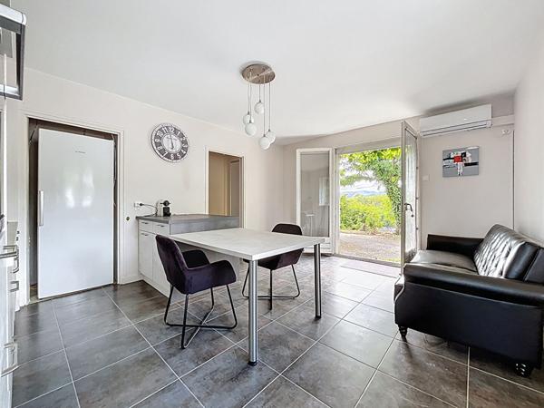 Maison Saint Julien En Saint Alban 5 chambres et jardin, jolie vue, quartier calme, sous sol, panneaux photovoltaïques.