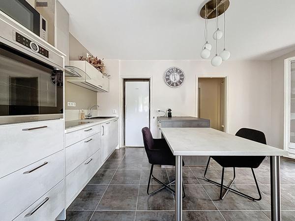 Maison Saint Julien En Saint Alban 5 chambres et jardin, jolie vue, quartier calme, sous sol, panneaux photovoltaïques.