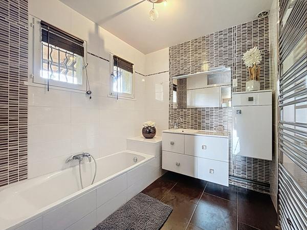 Maison Saint Julien En Saint Alban 5 chambres et jardin, jolie vue, quartier calme, sous sol, panneaux photovoltaïques.