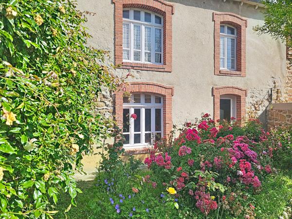 Maison
         6 pièces
        - 100 m² Bien prestige 500 000 € *
