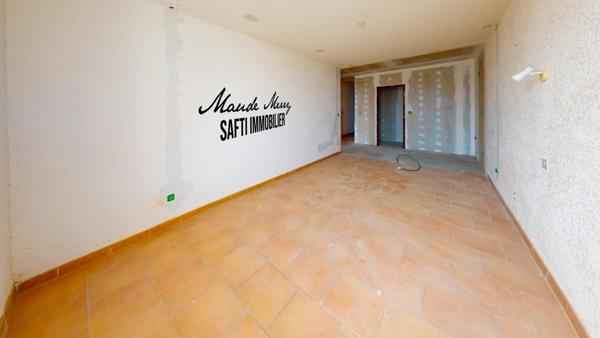 Important POTENTIEL pour investissement LOCATIF ou REVENTE - maison de village avec division pour faire min 3 appartements - grand garage + jardin et cabanon