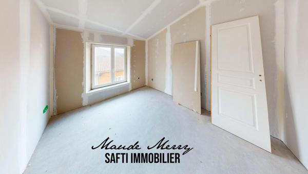 Important POTENTIEL pour investissement LOCATIF ou REVENTE - maison de village avec division pour faire min 3 appartements - grand garage + jardin et cabanon