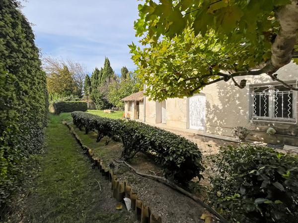 Mas avec grand hangar et nombreuses dépendances