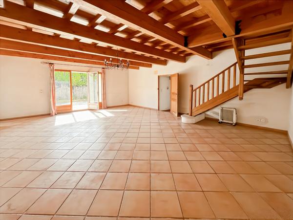 Mas avec grand hangar et nombreuses dépendances