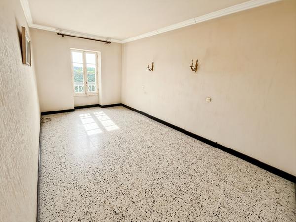 Mas avec grand hangar et nombreuses dépendances