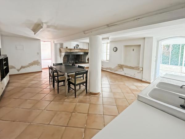 Mas avec grand hangar et nombreuses dépendances