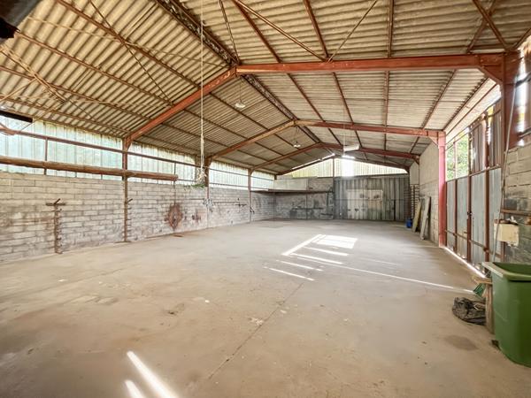 Mas avec grand hangar et nombreuses dépendances