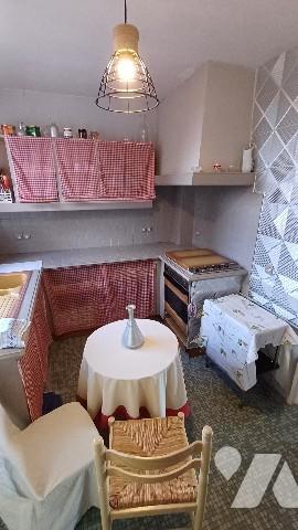 Appt :
- entrée, cuisine, séchoir, séjour ac balcon, 2 chambres, salle d'eau, WC, débarras,
- cave.