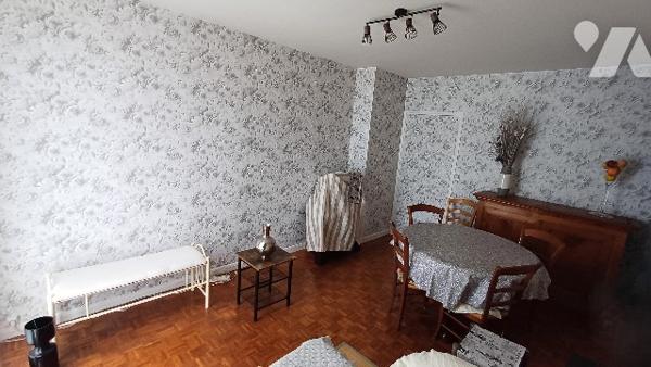 Appt :
- entrée, cuisine, séchoir, séjour ac balcon, 2 chambres, salle d'eau, WC, débarras,
- cave.