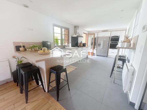 Maison en brique de 165m2 avec piscine, jardin et dépendances, prête à vous séduire