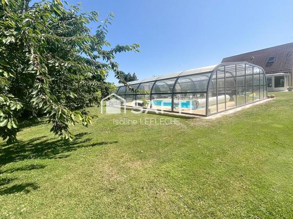 Maison en brique de 165m2 avec piscine, jardin et dépendances, prête à vous séduire