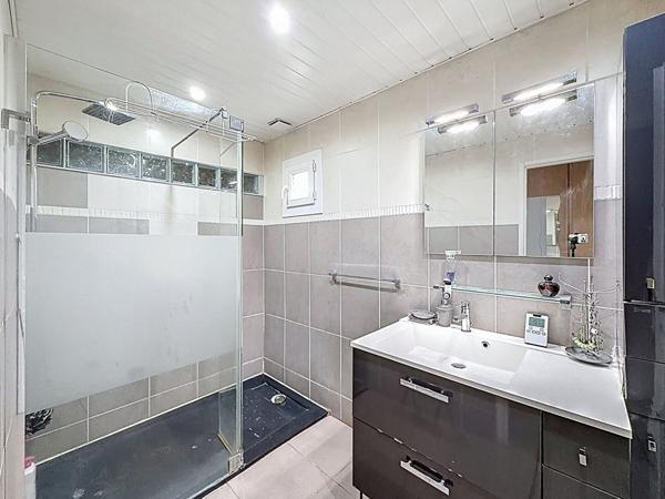 Pavillon situé à Mitry Mory (Mitry le Neuf) - 3 chambres - jardin 517 m2 - sous-sol total - nombreuses places de stationnement