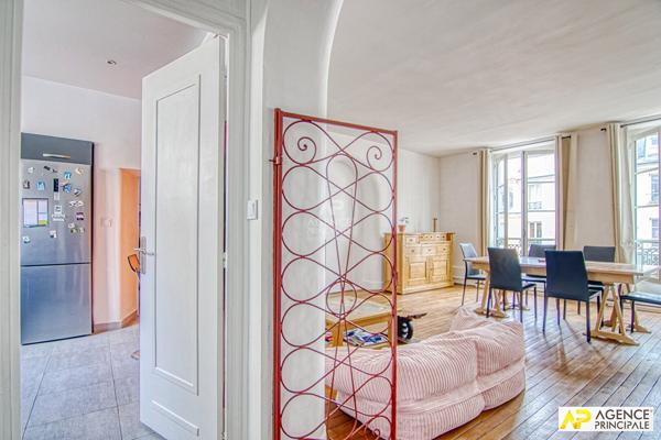 "Versailles Notre-Dame" Superbe appartement familial de 97 m² Carrez de 5 pièces ! Loyer 2 550 €/mois charges comprises **  - Référence  28334