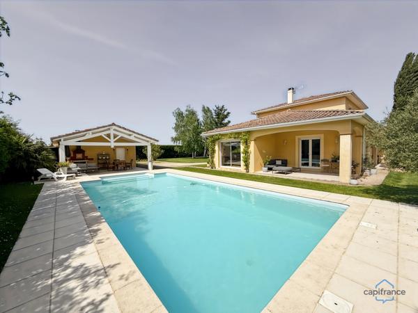 Dpt Landes (40), à vendre AIRE SUR L'ADOUR maison contemporaine T6 de 202m² habitables + terrases, pool house, garage de 60 m² et piscine sur 2755m² de terrain, au calme