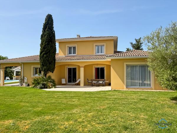 Dpt Landes (40), à vendre AIRE SUR L'ADOUR maison contemporaine T6 de 202m² habitables + terrases, pool house, garage de 60 m² et piscine sur 2755m² de terrain, au calme