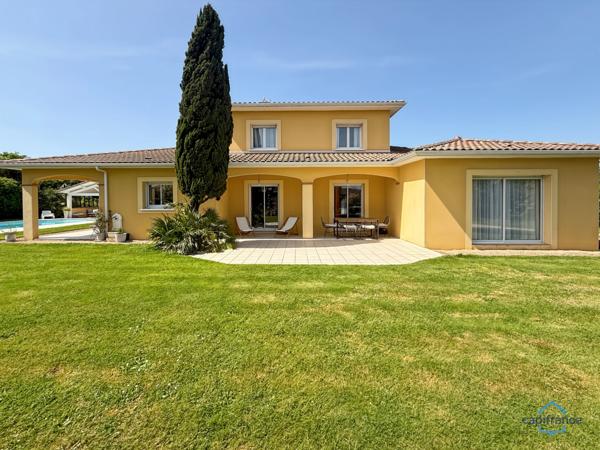 Dpt Landes (40), à vendre AIRE SUR L'ADOUR maison contemporaine T6 de 202m² habitables + terrases, pool house, garage de 60 m² et piscine sur 2755m² de terrain, au calme