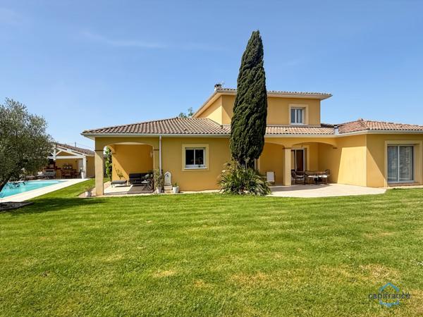 Dpt Landes (40), à vendre AIRE SUR L'ADOUR maison contemporaine T6 de 202m² habitables + terrases, pool house, garage de 60 m² et piscine sur 2755m² de terrain, au calme