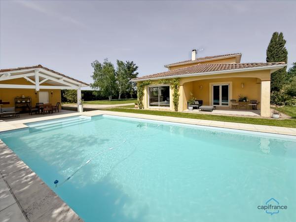 Dpt Landes (40), à vendre AIRE SUR L'ADOUR maison contemporaine T6 de 202m² habitables + terrases, pool house, garage de 60 m² et piscine sur 2755m² de terrain, au calme