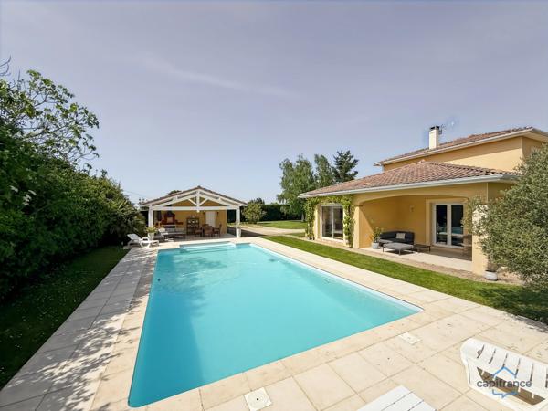 Dpt Landes (40), à vendre AIRE SUR L'ADOUR maison contemporaine T6 de 202m² habitables + terrases, pool house, garage de 60 m² et piscine sur 2755m² de terrain, au calme
