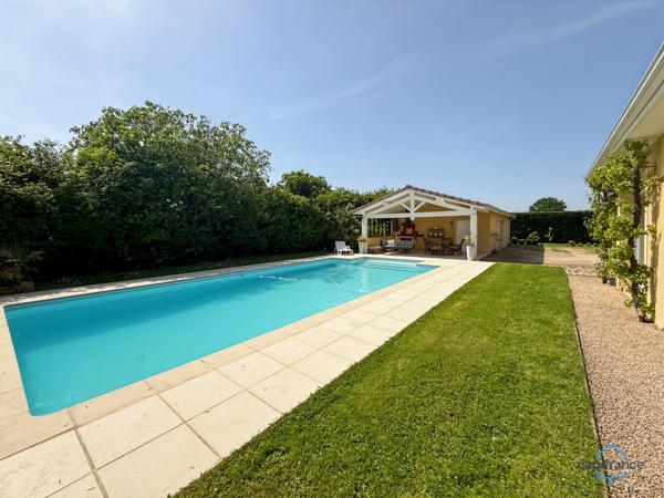 Dpt Landes (40), à vendre AIRE SUR L'ADOUR maison contemporaine T6 de 202m² habitables + terrases, pool house, garage de 60 m² et piscine sur 2755m² de terrain, au calme