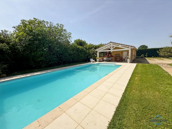 Dpt Landes (40), à vendre AIRE SUR L'ADOUR maison contemporaine T6 de 202m² habitables + terrases, pool house, garage de 60 m² et piscine sur 2755m² de terrain, au calme
