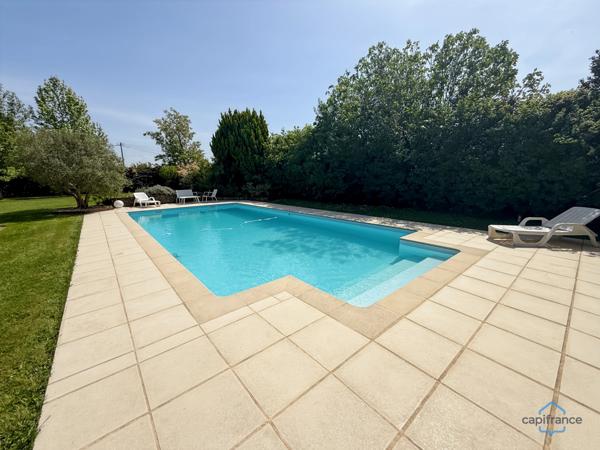 Dpt Landes (40), à vendre AIRE SUR L'ADOUR maison contemporaine T6 de 202m² habitables + terrases, pool house, garage de 60 m² et piscine sur 2755m² de terrain, au calme