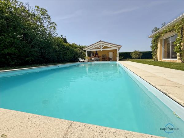 Dpt Landes (40), à vendre AIRE SUR L'ADOUR maison contemporaine T6 de 202m² habitables + terrases, pool house, garage de 60 m² et piscine sur 2755m² de terrain, au calme