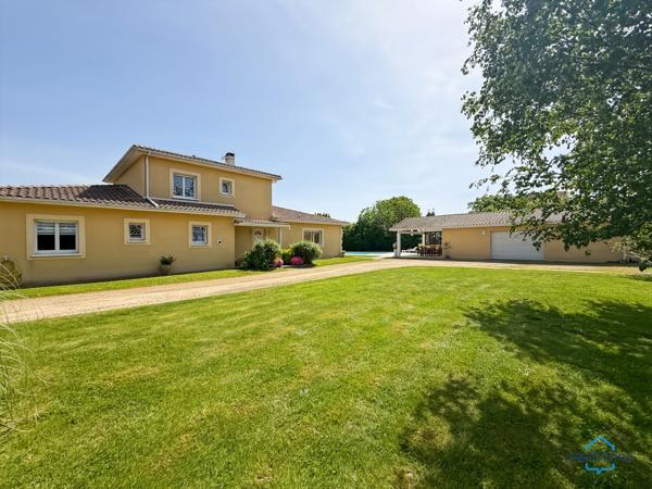 Dpt Landes (40), à vendre AIRE SUR L'ADOUR maison contemporaine T6 de 202m² habitables + terrases, pool house, garage de 60 m² et piscine sur 2755m² de terrain, au calme
