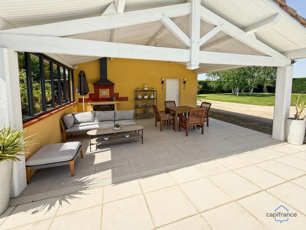 Dpt Landes (40), à vendre AIRE SUR L'ADOUR maison contemporaine T6 de 202m² habitables + terrases, pool house, garage de 60 m² et piscine sur 2755m² de terrain, au calme