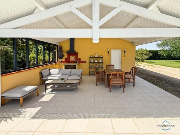 Dpt Landes (40), à vendre AIRE SUR L'ADOUR maison contemporaine T6 de 202m² habitables + terrases, pool house, garage de 60 m² et piscine sur 2755m² de terrain, au calme