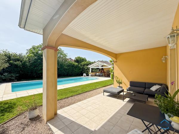 Dpt Landes (40), à vendre AIRE SUR L'ADOUR maison contemporaine T6 de 202m² habitables + terrases, pool house, garage de 60 m² et piscine sur 2755m² de terrain, au calme