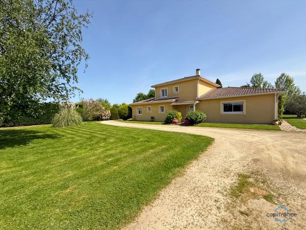 Dpt Landes (40), à vendre AIRE SUR L'ADOUR maison contemporaine T6 de 202m² habitables + terrases, pool house, garage de 60 m² et piscine sur 2755m² de terrain, au calme