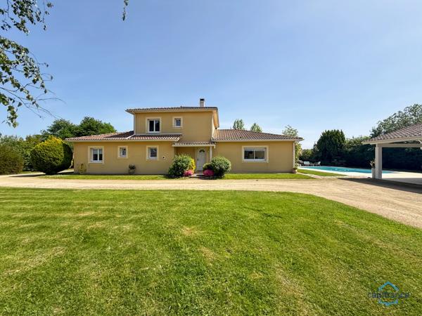 Dpt Landes (40), à vendre AIRE SUR L'ADOUR maison contemporaine T6 de 202m² habitables + terrases, pool house, garage de 60 m² et piscine sur 2755m² de terrain, au calme