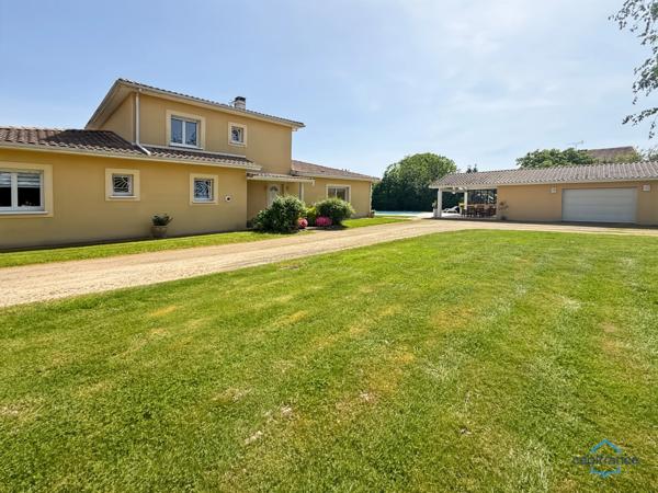 Dpt Landes (40), à vendre AIRE SUR L'ADOUR maison contemporaine T6 de 202m² habitables + terrases, pool house, garage de 60 m² et piscine sur 2755m² de terrain, au calme