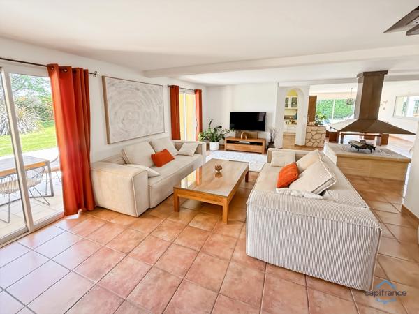 Dpt Landes (40), à vendre AIRE SUR L'ADOUR maison contemporaine T6 de 202m² habitables + terrases, pool house, garage de 60 m² et piscine sur 2755m² de terrain, au calme