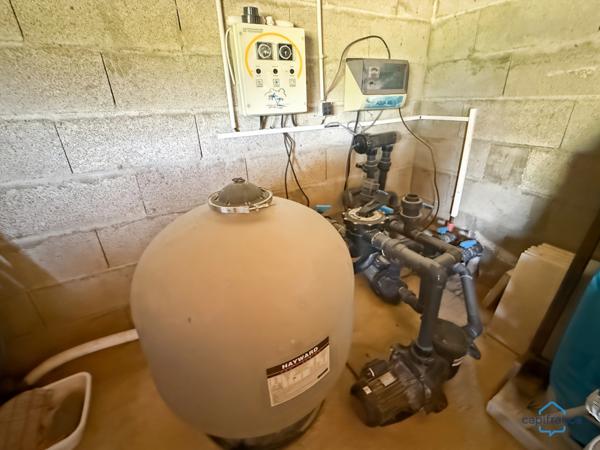 Dpt Landes (40), à vendre AIRE SUR L'ADOUR maison contemporaine T6 de 202m² habitables + terrases, pool house, garage de 60 m² et piscine sur 2755m² de terrain, au calme