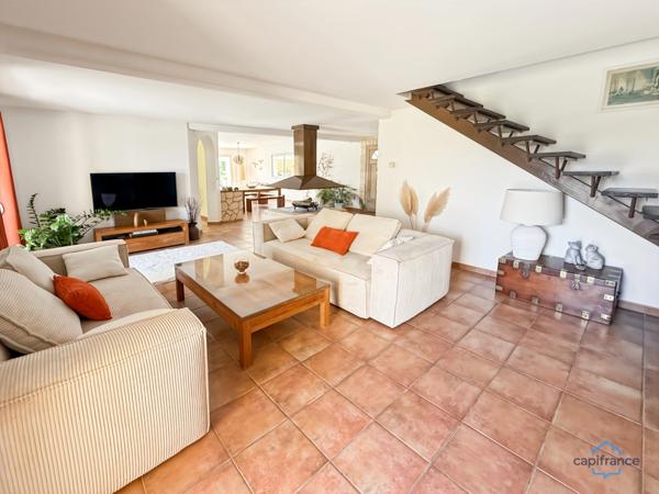 Dpt Landes (40), à vendre AIRE SUR L'ADOUR maison contemporaine T6 de 202m² habitables + terrases, pool house, garage de 60 m² et piscine sur 2755m² de terrain, au calme