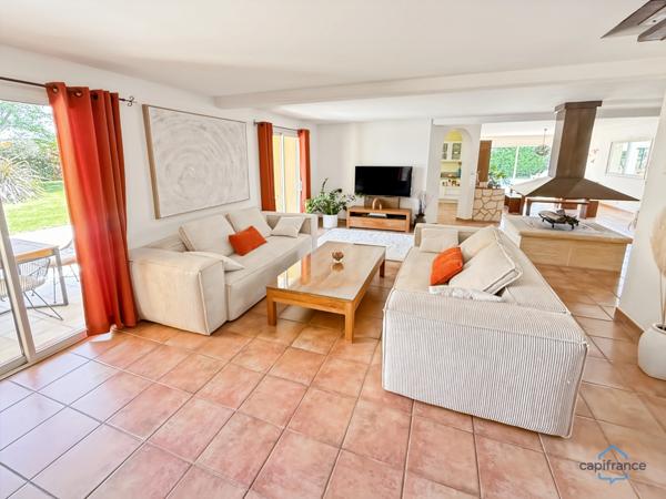 Dpt Landes (40), à vendre AIRE SUR L'ADOUR maison contemporaine T6 de 202m² habitables + terrases, pool house, garage de 60 m² et piscine sur 2755m² de terrain, au calme