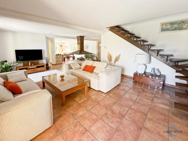 Dpt Landes (40), à vendre AIRE SUR L'ADOUR maison contemporaine T6 de 202m² habitables + terrases, pool house, garage de 60 m² et piscine sur 2755m² de terrain, au calme