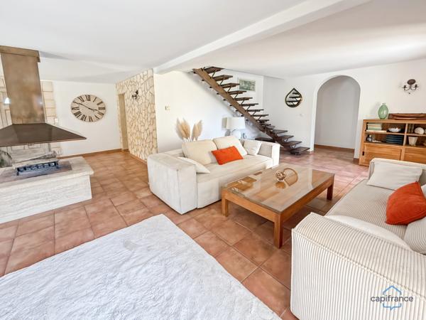 Dpt Landes (40), à vendre AIRE SUR L'ADOUR maison contemporaine T6 de 202m² habitables + terrases, pool house, garage de 60 m² et piscine sur 2755m² de terrain, au calme
