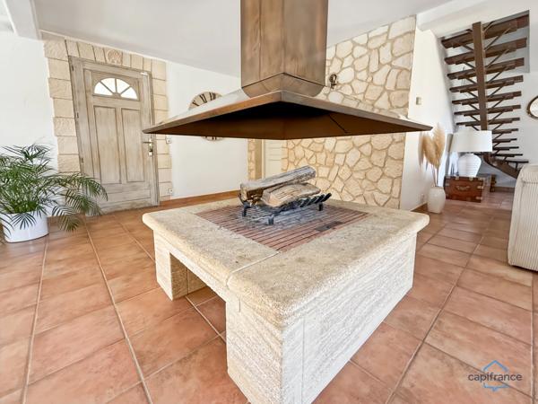 Dpt Landes (40), à vendre AIRE SUR L'ADOUR maison contemporaine T6 de 202m² habitables + terrases, pool house, garage de 60 m² et piscine sur 2755m² de terrain, au calme