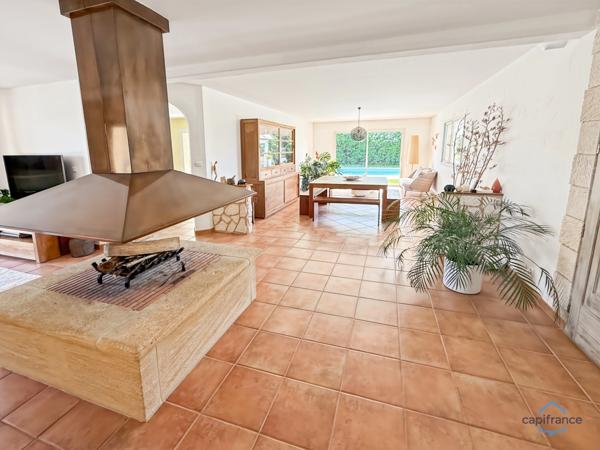 Dpt Landes (40), à vendre AIRE SUR L'ADOUR maison contemporaine T6 de 202m² habitables + terrases, pool house, garage de 60 m² et piscine sur 2755m² de terrain, au calme