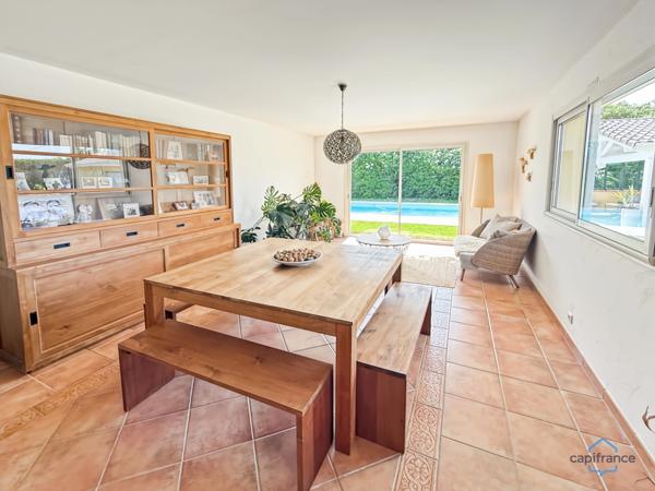 Dpt Landes (40), à vendre AIRE SUR L'ADOUR maison contemporaine T6 de 202m² habitables + terrases, pool house, garage de 60 m² et piscine sur 2755m² de terrain, au calme