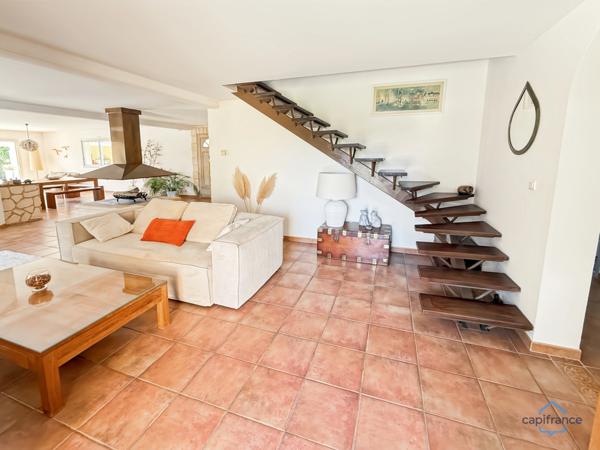 Dpt Landes (40), à vendre AIRE SUR L'ADOUR maison contemporaine T6 de 202m² habitables + terrases, pool house, garage de 60 m² et piscine sur 2755m² de terrain, au calme