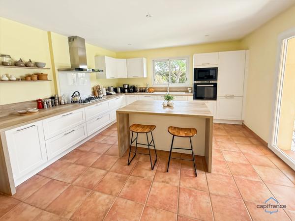 Dpt Landes (40), à vendre AIRE SUR L'ADOUR maison contemporaine T6 de 202m² habitables + terrases, pool house, garage de 60 m² et piscine sur 2755m² de terrain, au calme